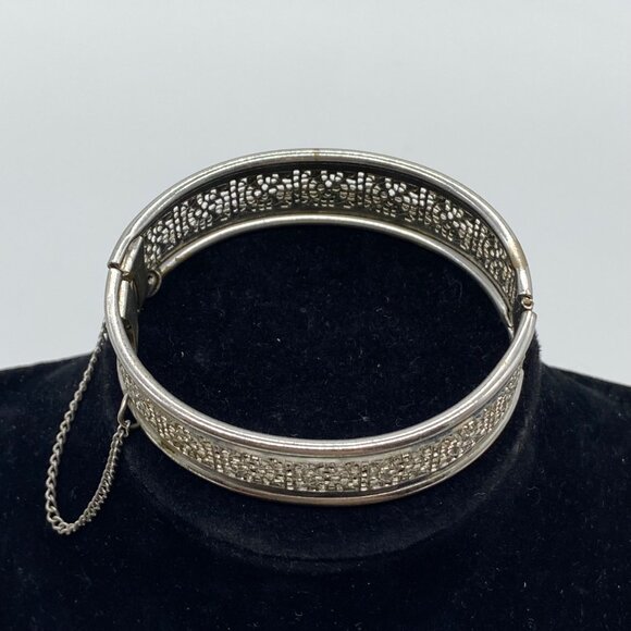 Vintage Silver Tone Filigree Hinged Bangle Bracelet With Safety Chain **NOTE** - Picture 2 of 14